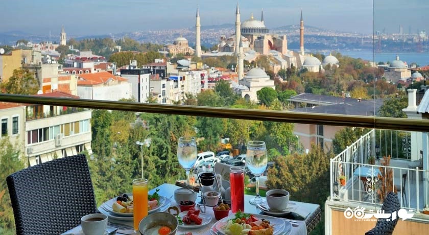 محوطه فضای باز ستوران هتل